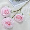 Rosa artificial de tres cabezas transfronteriza para auditorio de bodas, banquete de bodas, material floral, adornos para mesa de comedor y hogar.