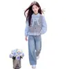 Conjunto de tres piezas para niña de primavera y otoño: chaleco de mariposa, camisa y jeans, elegante chaleco de estilo coreano en capas para niños mayores