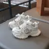 Tênis robustos para meninas, novos estilos de verão e outono, com sola grossa, calçados esportivos de malha respirável, sapatos casuais com cadarço, calçados infantis da moda