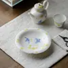 Bandeja de Cerámica para Té Casero Estilo Dinastías Tang y Song, Pintada a Mano con Diseño de Mariposa y Flor en Porcelana Azul y Blanca, Accesorio para Ceremonia del Té, Bandeja para Té Seco, Bandeja para Bocadillos de Té