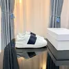 Tênis Brancos Versáteis Estilo Europeu Novo de Primavera Sapatos Brancos Casuais de Luxo com Tachas Unissex Cano Baixo Sapatos Transfronteiriços