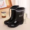 Zapatos de agua altos y modernos, botas de lluvia, botas impermeables cortas hasta la mitad de la pantorrilla, antideslizantes, resistentes al desgaste, zapatos de goma para cocina, botas de lluvia cálidas para mujer
