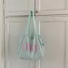 2026 Nueva Bolsa de Hombro Tipo Tote de Lona con Letras de Moda para Viajes Diarios Gran Capacidad Color Sólido para Mujer Transfronteriza