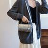 Bolso Pequeño Simple para Mujer 2025 Otoño Nueva Llegada Moda Portátil Bolso Cuadrado Pequeño Casual Estilo Occidental con Texto Bolso Bandolera de Hombro