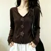 Camisa base estilo coreano para mulheres, outono de 2026, com decote V, mangas compridas, toque de alta qualidade e design floral tridimensional, top afina a silhueta A1356
