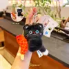 Diseño Original de un Gato Pequeño Sosteniendo una Carpa, Divertido Colgante Llavero de Peluche Desplegable, Encanto Lindo para Bolsa, Pequeño Regalo