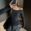 Camiseta Branca Manga Longa com Ombro Inclinado para Mulheres no Outono, Camisa de Camada Interna Ajustada ao Corpo, Top Puro Ombro a Ombro que Pode Ser Usado por Fora com um Toque de Luxo