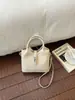 La popular bolsa pequeña explosiva de este año para mujer verano 2026 nuevo bolso de moda de un solo hombro cruzado bolso de cubo de mano transfronterizo