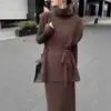 Conjunto Tricotado de Estilo Europeu para Outono e Inverno, Roupa para o Dia a Dia Feminina, Suéter de Gola Alta e Saia, Conjunto de Duas Peças