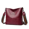 Bolsa Saco Feminina 2023 Nova Bolsa de Ombro Transversal Feminina de Couro Macio Simples Versátil Bolsa de Grande Capacidade para Meia-Idade e Idosos Tendência