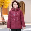 Nuevo abrigo de algodón con relleno de plumón de invierno para madres, con forro de polar añadido y grosor extra, un estilo holgado adecuado para mujeres de mediana edad y mayores, y un nuevo diseño de estilo chino