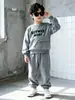 Conjunto de Moletom Outono para Meninos 2026 Novo Conjunto Esportivo Duas Peças Infantil Estilo Streetwear Cool Marca Tendência