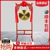 Um conjunto de gongs e tambores, um gong de cobre com um suporte de gong estampado decorativamente, instrumentos musicais de gong e tambor, gongs para evento de cerimônia de abertura, adereços de três frases e meia