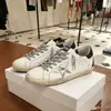 Nuevas zapatillas de mujer 2024 con patrón de estrellas desgastado, hechas de cuero genuino, con un aspecto retro ligeramente usado, versátiles para uso casual y deportivo, de corte bajo y suela plana