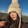 Gorro de Lana de Lunares Estilo Coreano para Mujer, Gorro de Punto con Pompón de Corazón de Nicho para Mujer, Cálido Versátil Atmosférico para Otoño e Invierno, Adelgazante