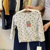 Camiseta básica linda y adorable para niñas estilo coreano, camiseta de manga larga de moda con estampado de corazón y gato para el uso diario de otoño del bebé