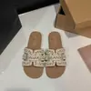 Chinelos de Pérola Estilo Coreano para Mulheres Verão Uso Externo 2026 Novo Moda Estilo Fada Pequena Chanel Sandálias de Praia Planas de Tira Única