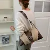 Bolso tote retro para mujer, súper vendido 2026 nuevo bolso de axila de gran capacidad, bolso de hombro con remaches, bolso cruzado para el trabajo al por mayor