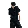 Camiseta de Manga Corta Acolchada con Diseño Único de Cuello en V Desestructurado para Hombre, Estilo Veraniego High Street Americano, Fresca y Elegante, Aspecto de Alta Gama, Manga Media