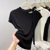 2026 Verão Novo Estilo Popular Feminino Manga Curta Slim Fit Camiseta com Design Valorizador e Detalhe de Fita Estiloso