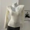 Ajuste ceñido, cuello en V, manga larga