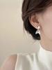Aretes de Puño Blancos Minimalistas de Estilo Coreano Modernos y Versátiles para Mujer, Pendientes Retro Franceses, Diseño Nicho, Lujo Ligero y Alta Gama