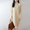 Vestido feminino de comprimento médio feito de lã pura, tricotado, novo estilo outono e inverno, com zíper e design de trança meio aberto, casual e grosso