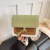 Nuevo bolso cuadrado pequeño de moda otoño e invierno con bloques de color para mujer, bolso cruzado de encaje bordado retro 2026, bolso pequeño de un solo hombro de alta gama