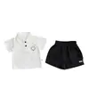 Conjunto de Ropa de Verano con Dibujos Animados para Bebés y Niños Pequeños, Camiseta Blanca con Cuello para Niños y Niñas Combinada con Pantalones Cortos Casuales Negros, Conjunto de Dos Piezas