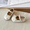 Zapatos de Moda Poco Profundos con Hebilla Mary Jane de Encaje Perla y Lazo para Niñas, Estilo Nuevo Casual de Cuero para Primavera y Otoño 2026