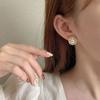 Brincos Vintage Dourados em Estilo Francês em Forma de Sol Inspirados na Chanel com um Toque de Luxo Leve e Sofisticação, Exalando uma Aura Elegante e Simples