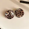 Brincos de agulha de prata estilo Hong Kong retrô com design redondo de estampa de leopardo, oferecendo um toque de luxo e sofisticação, e apresentando um design moderno e único para mulheres.