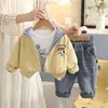Conjunto de Moda para Niños Pequeños y Niños 2026 Primavera y Otoño Nuevo Estilo Cárdigan de Cuadros para Niños Pequeños Chaqueta de Dibujos Animados Versátil para Bebés Conjunto Tendencia
