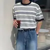 Camiseta Masculina Myq Cor Color Block Listrada Malha Manga Curta Verão Solta Casual Gola Redonda Estilo Coreano