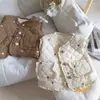 Nuevos estilos de otoño e invierno: Chalecos de algodón bordados con estampado de corazones para niñas, chalecos para bebé de forro polar y engrosados, tops dulces y elegantes para niños con ribete de encaje