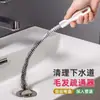 Una herramienta imprescindible para destapar desagües: limpia el pelo de la cocina, los desagües del baño y los lavabos, previniendo obstrucciones. Un palo limpiador de desagües y un desatascador de tuberías