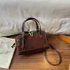 Diseño retro de nicho, bolso tipo almohada para el día a día con bloques de color, nueva colección Otoño 2026, bolso de hombro casual moderno y minimalista