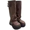 Botas femininas de sola grossa, que aumentam a altura, novo estilo 2026, doces e estilosas, de cano alto, adequadas para mulheres baixinhas, botas fashion de sola plataforma