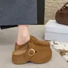 Sandálias femininas estilo Birkenstock, fechadas na frente, de calçar, para uso ao ar livre, novo modelo outono 2026, com sola grossa, que aumentam a altura, versáteis, casuais, meias-sandálias