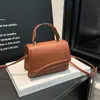 Bolsa de ombro lisa e elegante com um design fresco e minimalista, perfeita para looks casuais e da moda na primavera e no verão de 2026