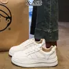 Sapatos Brancos de Cadarço de Couro Bovino de Primeira Camada Bico Redondo Sapatos de Plataforma Femininos Outono 2026 Novos Sapatos Casuais Esportivos Versáteis Crianças