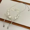 Collar de Cadena de Perlas con Letras Estilo Retro Chanel para Mujer 2025 Nuevo Nicho Elegante Lujo Ligero Sentido del Diseño Cadena para Clavícula