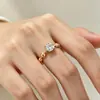 Anillo Abierto con Abalorio de Diamante Brillante para Mujer, Nicho de Lujo Ligero con un Toque de Alta Gama, Anillo Ajustable Simple de Circonita en Colores Dorado y Plateado