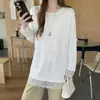 Camiseta blanca de cuello redondo holgada con aplicaciones de encaje, diseño único, estilo nicho, top básico versátil para primavera, otoño e invierno para mujer
