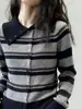 Este elegante cárdigan de punto a rayas con bloques de color y cuello Peter Pan es perfecto para los atuendos de principios de otoño y tiene un diseño genial.