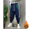 Nuevos pantalones casuales de otoño para hombre, forrados de polar y engrosados, corte slim, con paneles, elásticos, versátiles, pantalones rectos holgados
