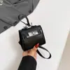 Bolsa Quadrada Pequena Portátil Brilhante com Laser para Celular Feminina Moda Nova 2024 Bolsa de Ombro Transversal Envelope Vermelho