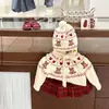 Conjunto de Invierno 2025 para Niñas Estilo Coreano: Suéter de Punto Retro Off-White con Patrón Fair Isle y Falda Plisada a Cuadros Rojos