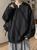 Sudadera negra con cuello en V y remaches para hombre, top versátil de otoño de corte holgado, marca de moda nueva chaqueta estilo americano para jóvenes 2026