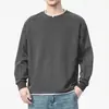 Camiseta de cor sólida falsa de duas peças com mangas compridas para homens, novo estilo primavera e outono 2026, solta e versátil, adequada para usar em camadas, moletom de algodão com gola redonda